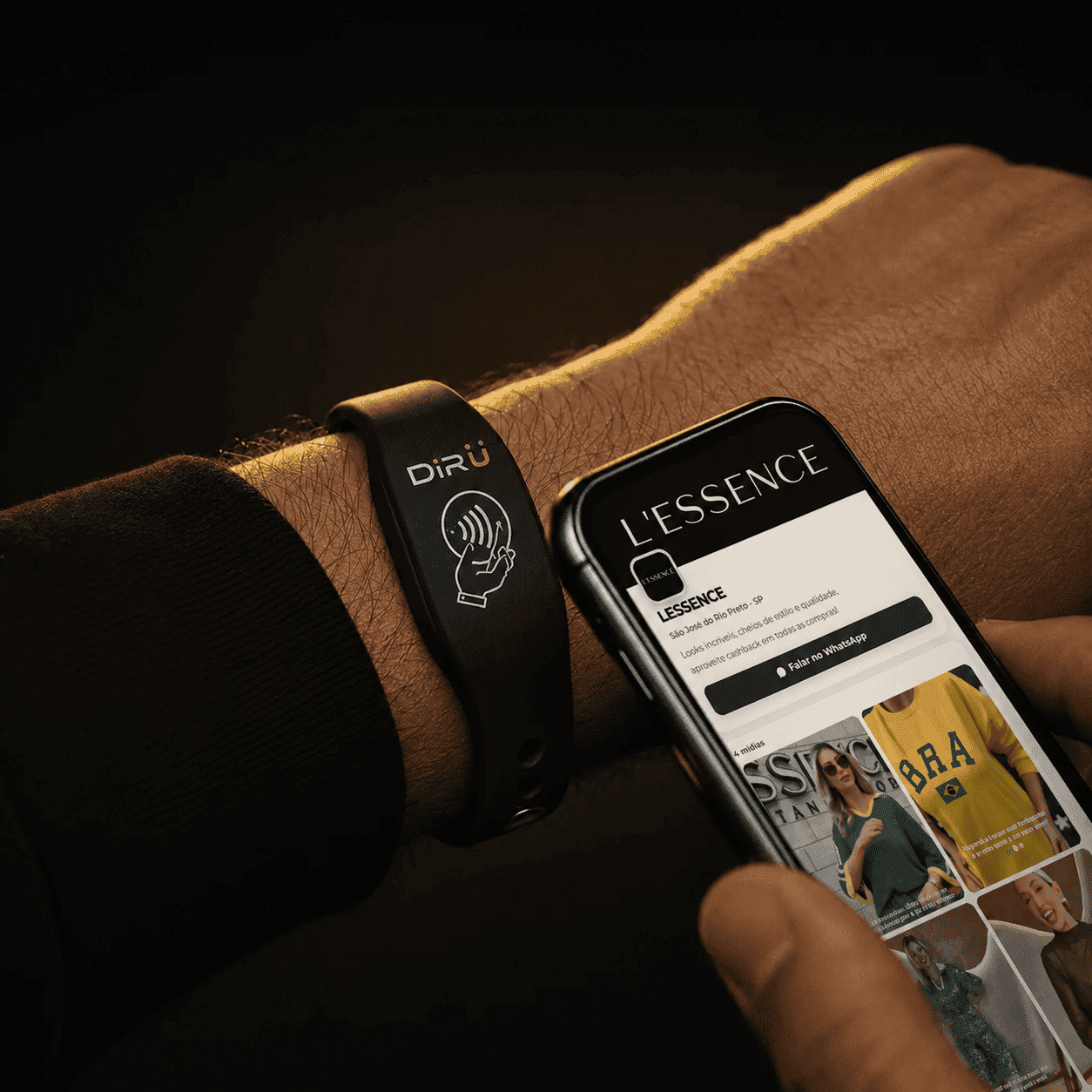 Pulseira NFC DiRU no pulso ao lado de um celular exibindo uma página profissional