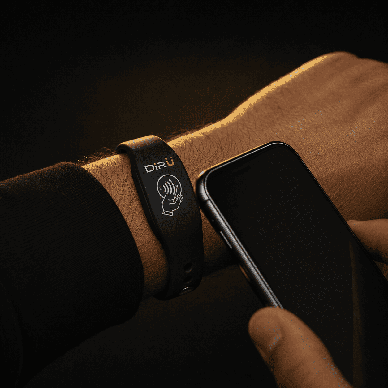 Detalhe frontal da pulseira NFC DiRU próxima a um celular